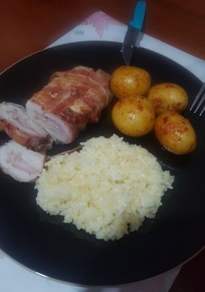 Una foto de Pechuga de pollo rellena envuelta en tocino