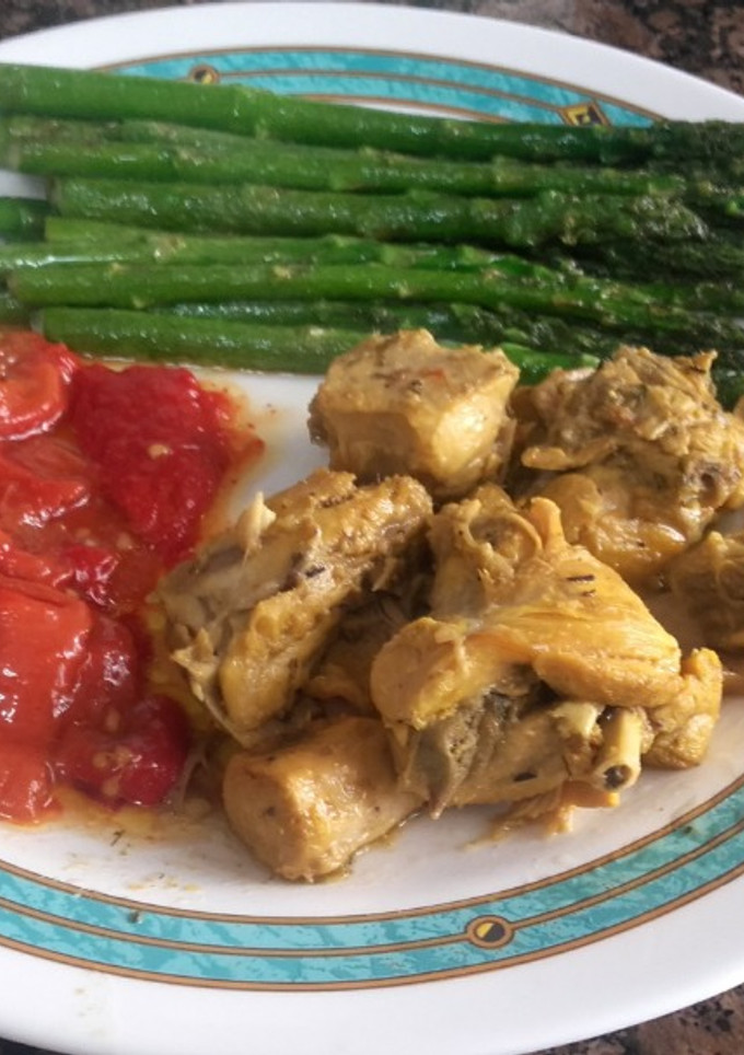 Una foto de Plato combinado, conejo, ensalada de pimientos asados, y espárragos trigeros