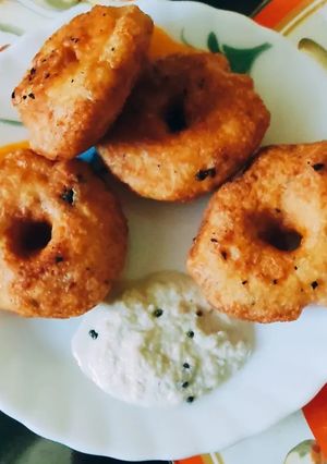 રવા ના ઇન્સ્ટન્ટ મેંદુવડા (Rava Instant Meduvada Recipe In Gujarati) રેસીપી મુખ્ય ફોટો