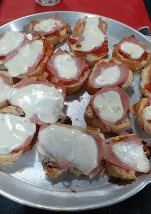 Una foto de Tostadas hechas pizza