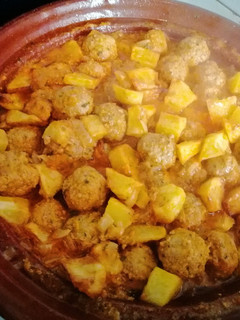 Una foto de Tajín de kefta con patatas fritas