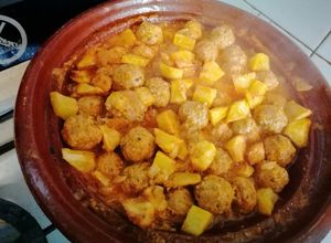 Foto principal de Tajín de kefta con patatas fritas