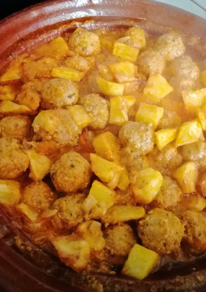 Una foto de Tajín de kefta con patatas fritas