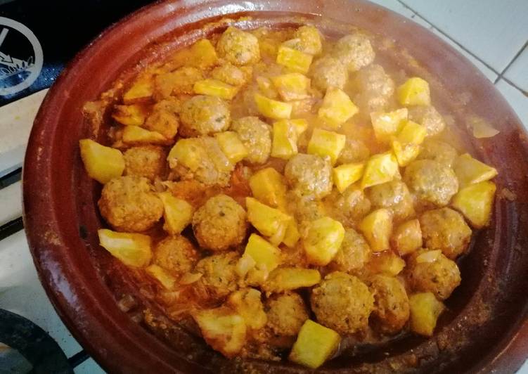 Tajín de kefta con patatas fritas
