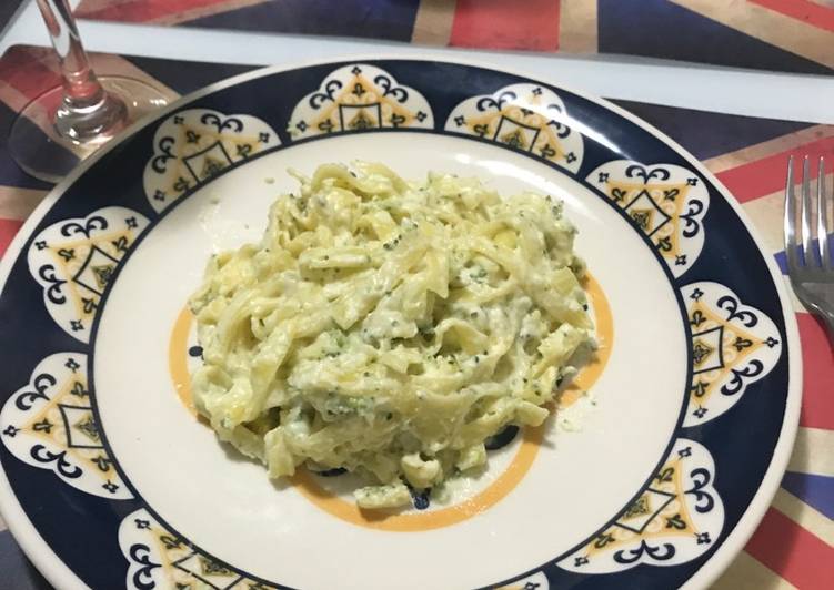 Talharim com molho branco e brócolis