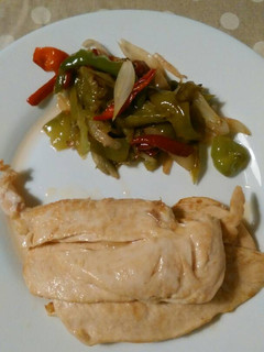Una foto de Pollo con acompañamiento