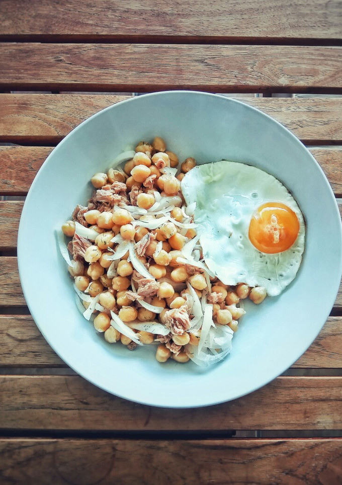 Una foto de Garbanzos con atún y cebolla