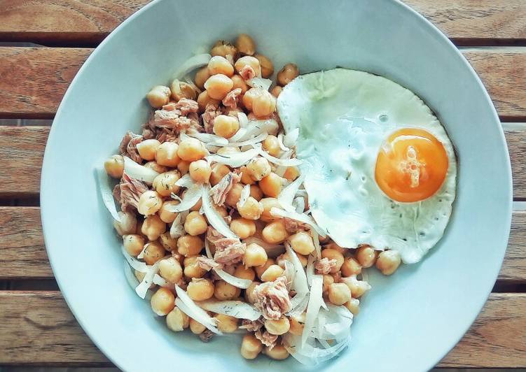 Garbanzos con atún y cebolla