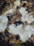 Berenjenas🍆en salsa de ajo🧄, miel🍯y queso🥯🧀🍆