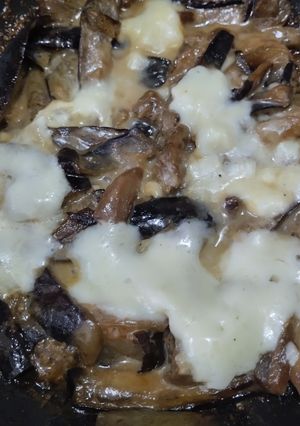 Una foto de Berenjenas🍆en salsa de ajo🧄, miel🍯y queso🥯🧀🍆