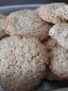 Una foto de Masitas de coco y avena 🥥🥥🍪