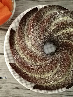 Una foto de Bundt cake de calabaza y chocolate