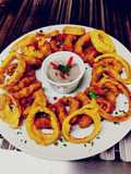 Calamar a la romana con aros de cebolla y salsa de champiñones