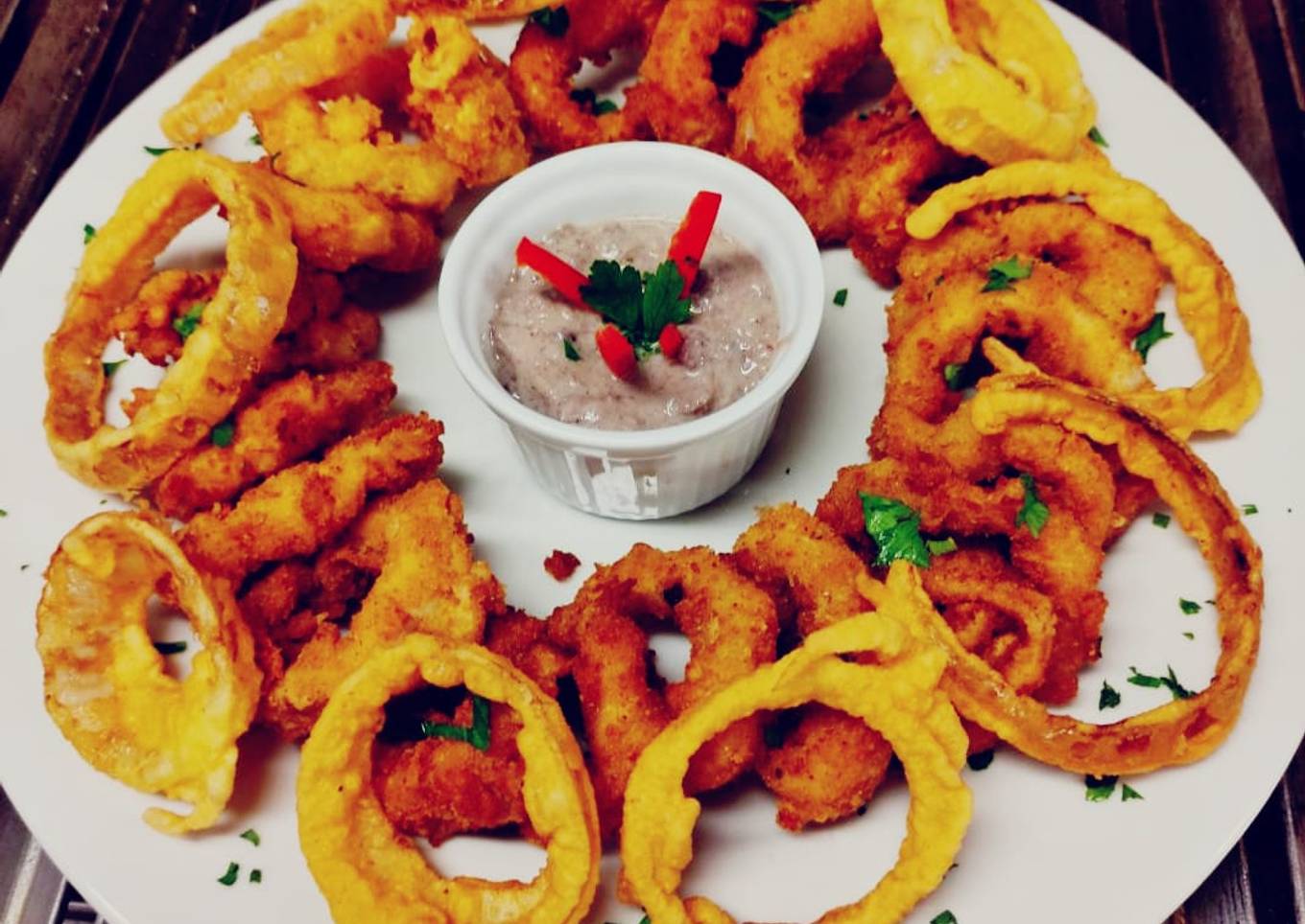 Calamar a la romana con aros de cebolla y salsa de champiñones