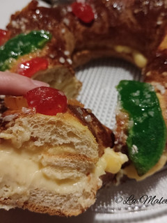 Una foto de Roscón de Reyes relleno de crema pastelera