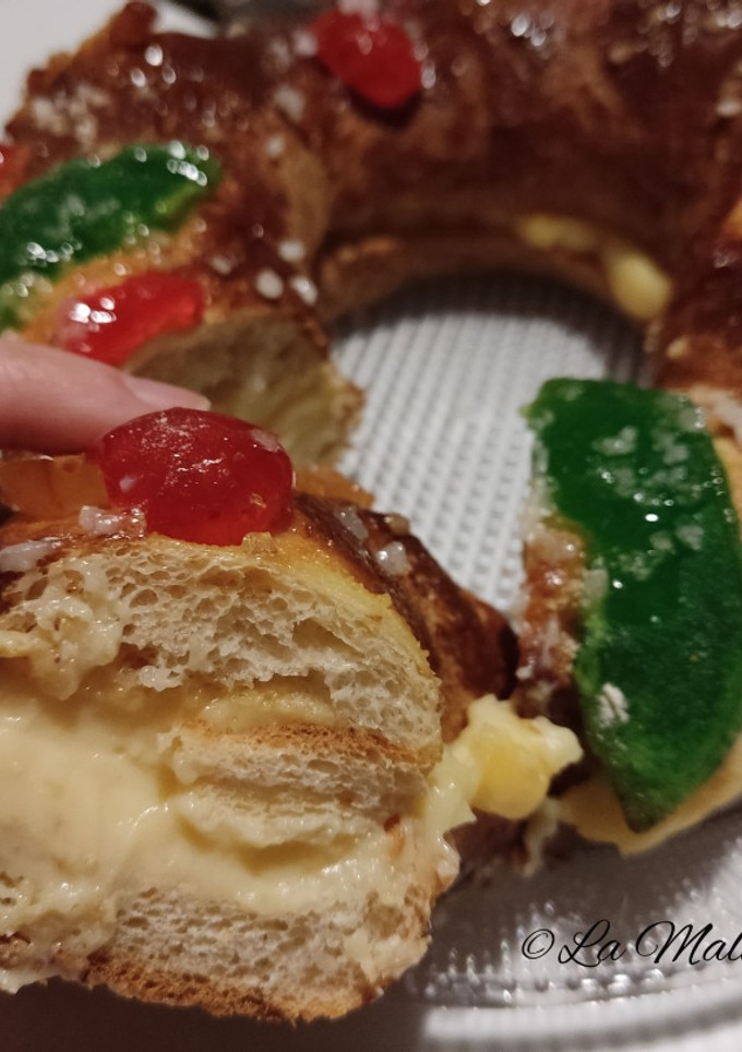 Una foto de Roscón de Reyes relleno de crema pastelera