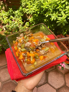 Una foto de Caldo de bisteck con verduras