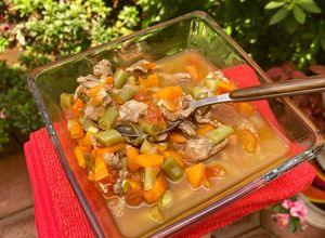 Una foto de Caldo de bisteck con verduras