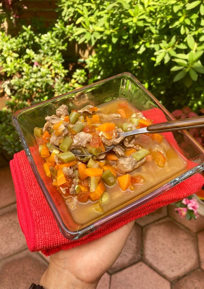 Una foto de Caldo de bisteck con verduras