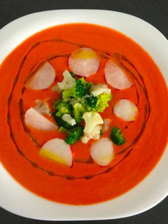 Una foto de Salmorejo con crudité de verduras