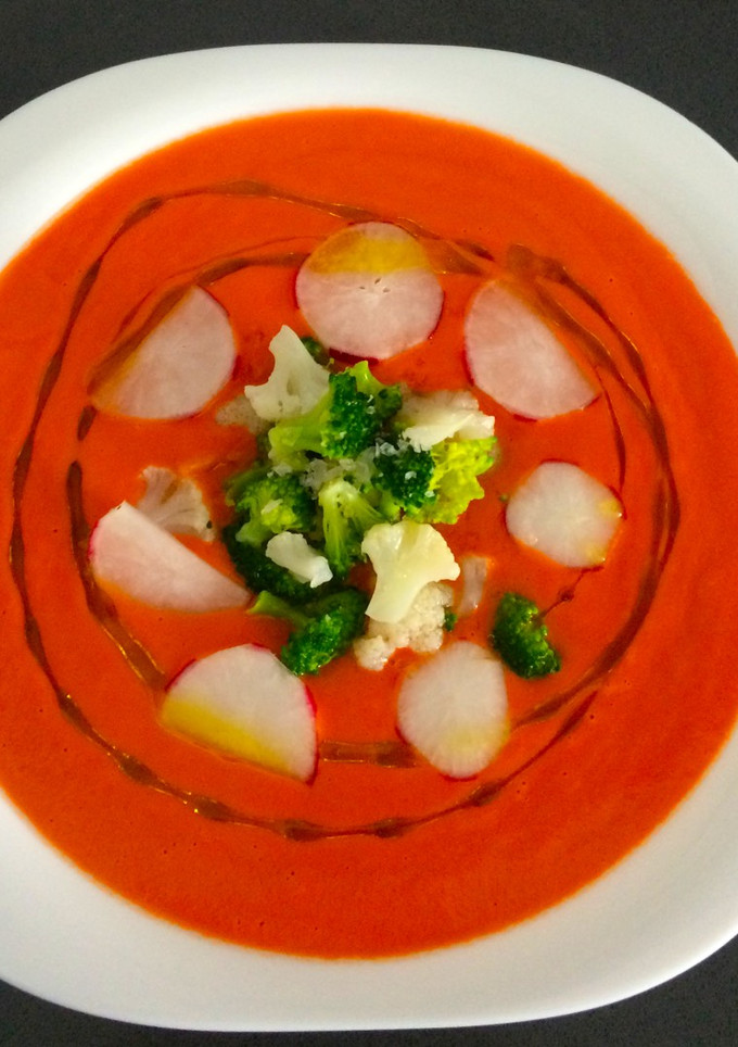 Una foto de Salmorejo con crudité de verduras
