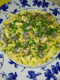 Una foto de Pasta fresca con almejas y cebollino