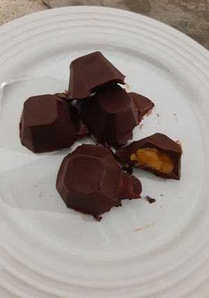 Una foto de Bombones de Chocolate Rellenos de Mango