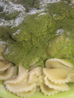 Una foto de Fideos al pesto a mi manera 🥰