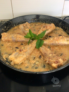 Una foto de Colitas de rape encebolladas