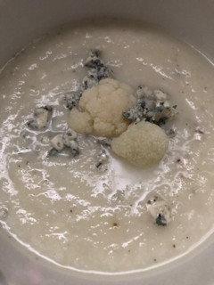 Una foto de Sopa de coliflor y queso azul