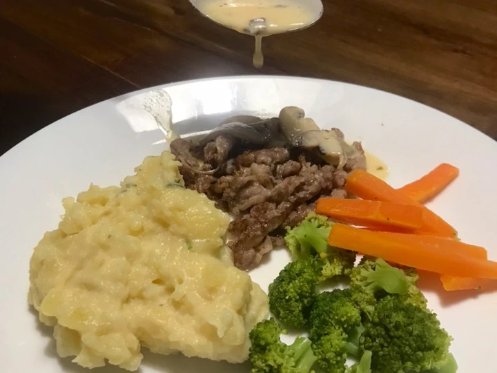 Langkah Mudah untuk Menyiapkan Resep Sliced beef teriyaki w/ mashed potato mushroom sauce yang Enak
