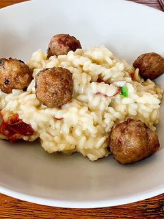 Una foto de Risotto con tomates secos y albondiguitas