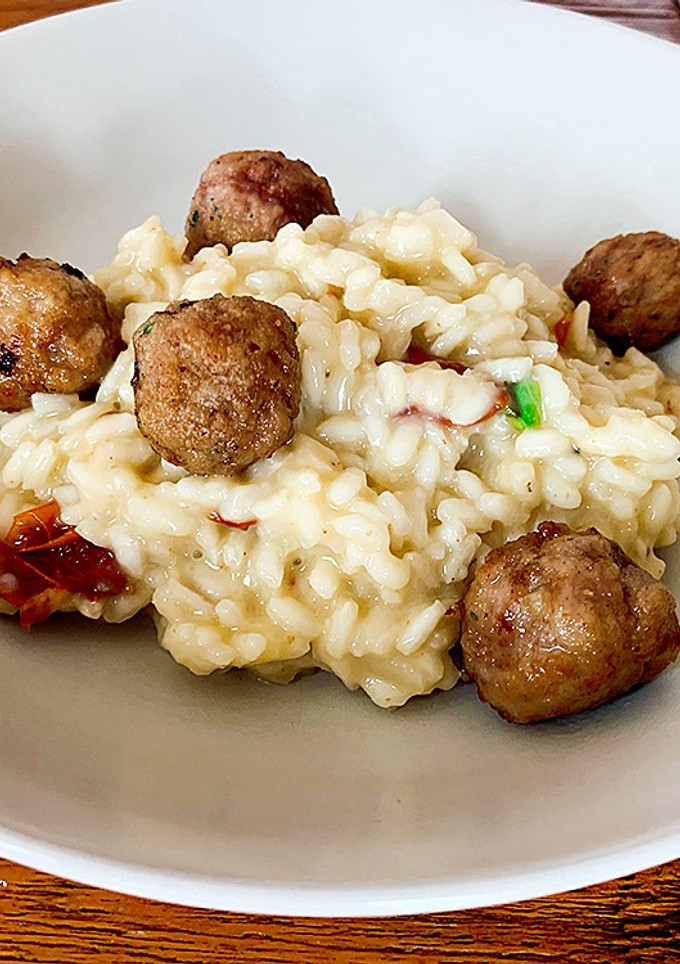 Una foto de Risotto con tomates secos y albondiguitas