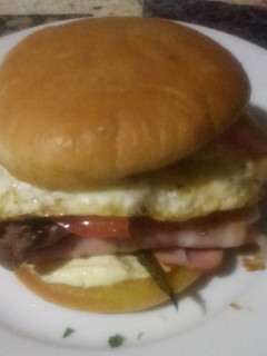 Una foto de Chivito al pan, clásico sándwich Uruguayo🇺🇾 en 🔟 pasos