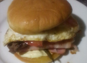 Una foto de Chivito al pan, clásico sándwich Uruguayo🇺🇾 en 🔟 pasos