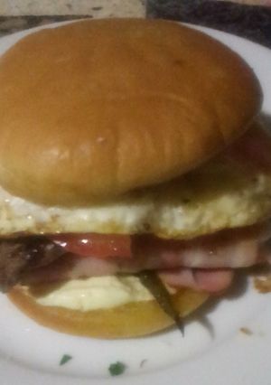 Una foto de Chivito al pan, clásico sándwich Uruguayo🇺🇾 en 🔟 pasos