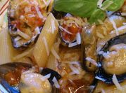 Una foto de mejillones con ajo y pimentón