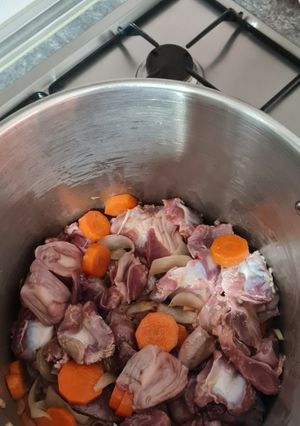 Una foto de Mollejas de pollo e higaditos en salsa