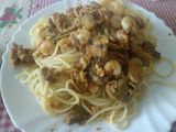 Spaguettis con champiñones, gambas y atún