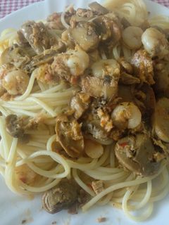 Una foto de Spaguettis con champiñones, gambas y atún