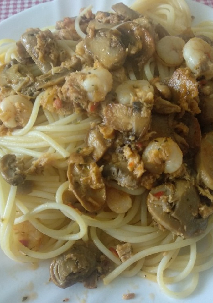 Una foto de Spaguettis con champiñones, gambas y atún