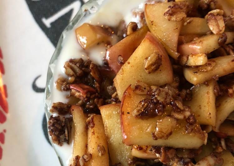 Yoghurt with apples and granola