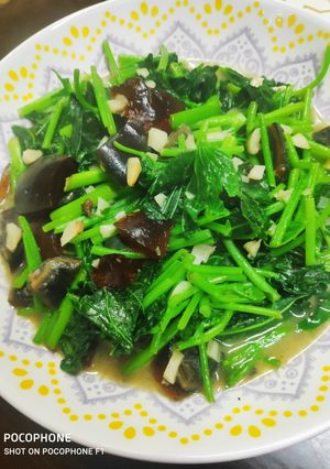 皮蛋炒地瓜葉 的食譜成品照片