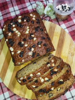 A picture of Banana Bread Sprinkle With Chocolate Chips.