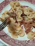 Moños con jamón crudo y alcauciles