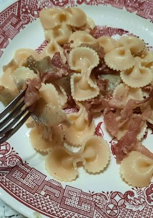 Una foto de Moños con jamón crudo y alcauciles