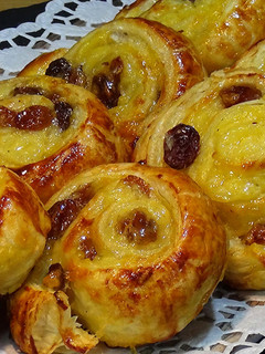 Una foto de Caracolas de hojaldre con crema pastelera