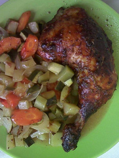 Una foto de Pollo lacado con verduras
