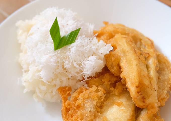 Ketan Pisang Tradisional: Ketan Pisang kukus yang dibungkus daun pisang, menciptakan aroma khas dan rasa manis gurih