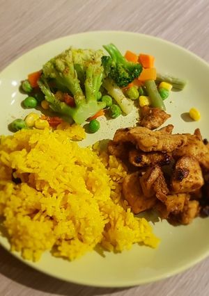 Szójaszószos pácolt csirke, kurkumás rizzsel, párolt zöldséggel recept fotója